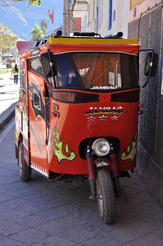 Popular meio de transporte nas cidades peruanas, em Pisac, Valle Sagrado, nas proximidades de Cusco, no Peru